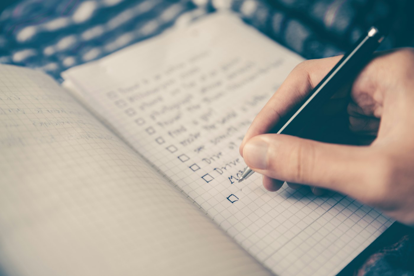 Eine Hand, die eine Checkliste abhakt