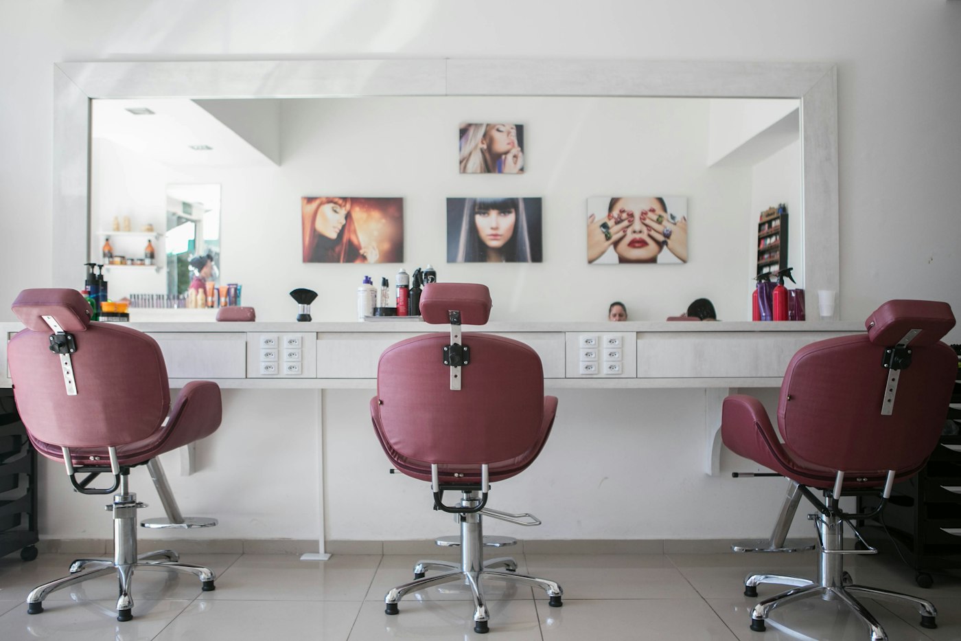 Frisierstühle in einem hellen Salon