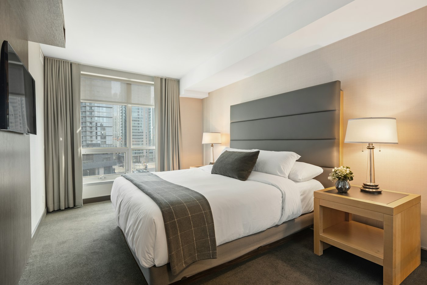 Ein helles Hotelzimmer mit einem gemachten Bett